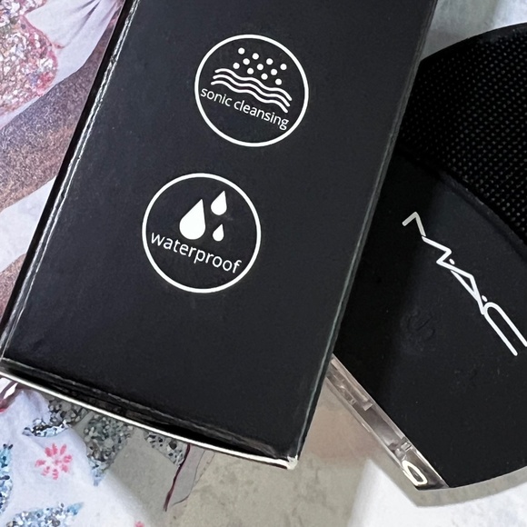 NIB ✶FREE✶ [MAC] Rechargeable Silicone Cleansing Brush | Free w/ $44 purchase! - Picture 6 of 13